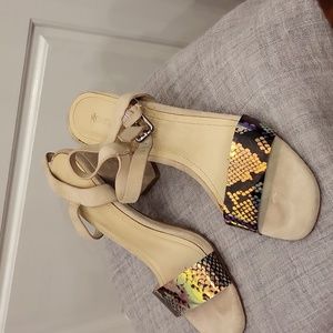 Block heel with irridesent band